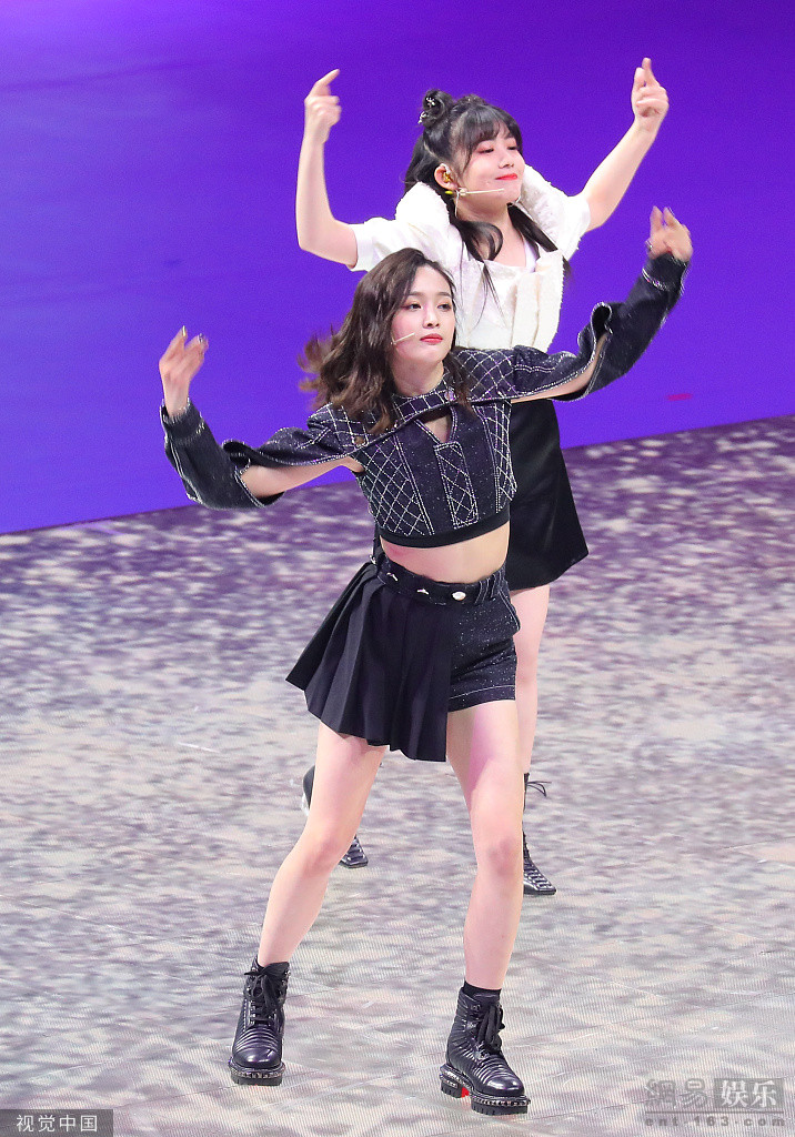 吴宣仪热舞露蛮腰秀美腿 眨眼放电热辣十足