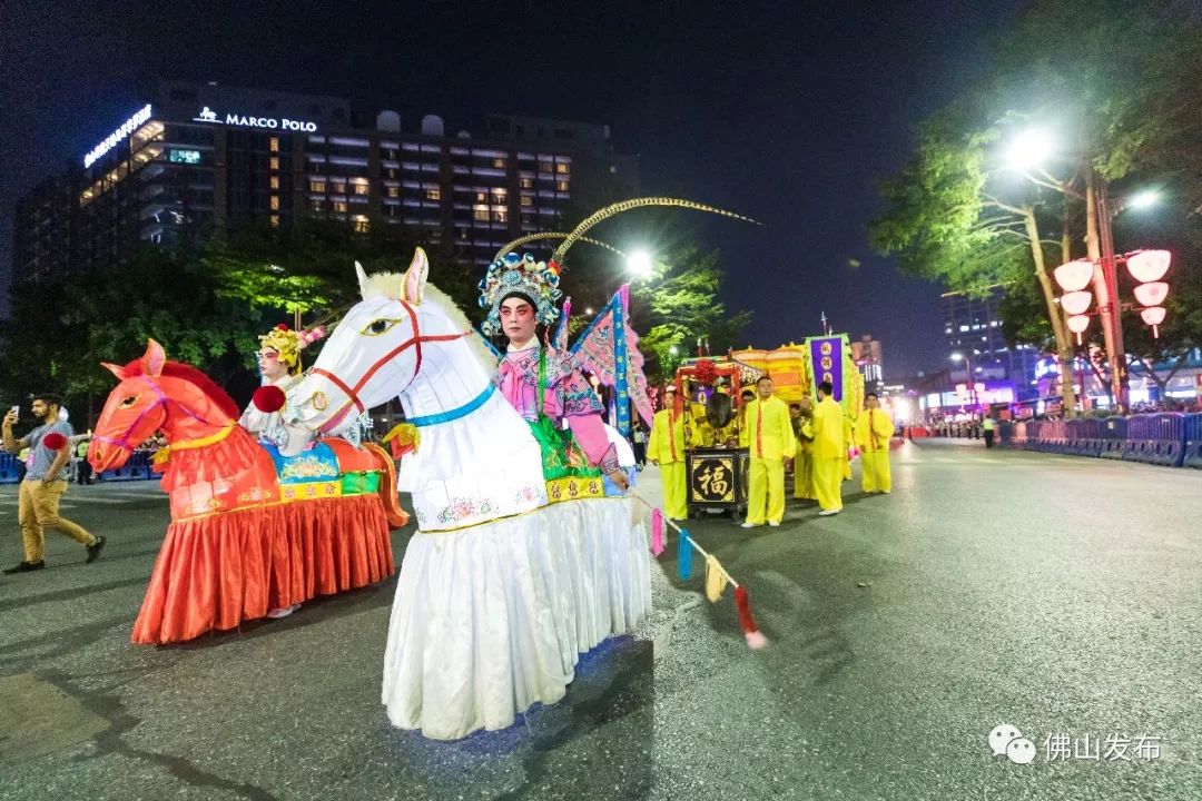 万人空巷每年秋色巡游秋色巡游开启了佛山人专属的夜生活金秋时节