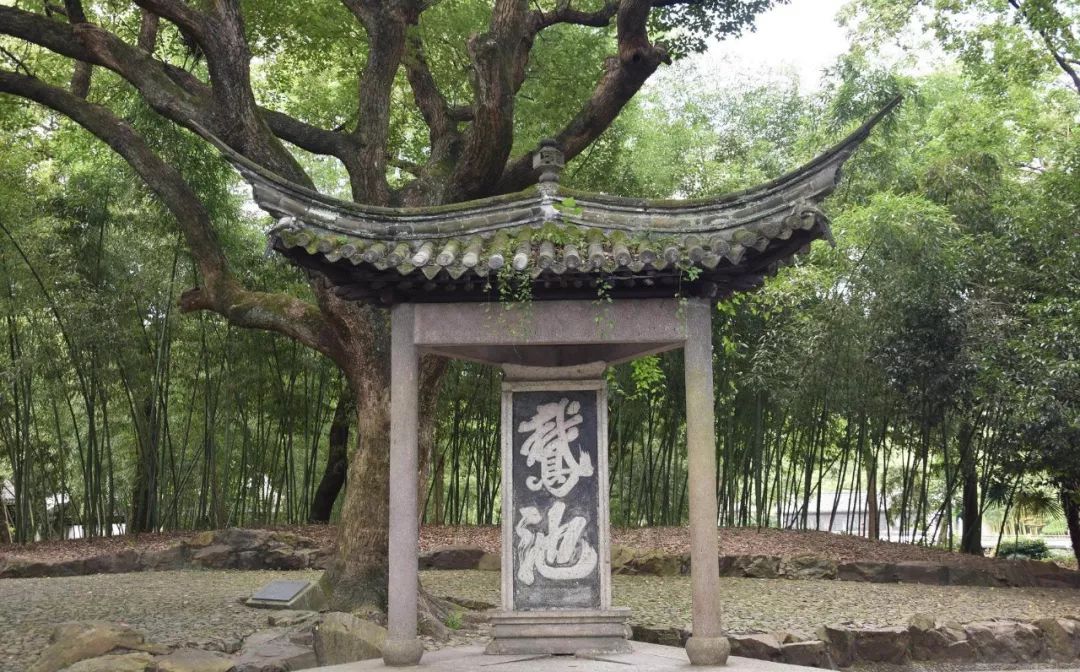 兰亭有一序,一祠,三碑,十一景,事雅,景幽,文妙,书绝四特色.