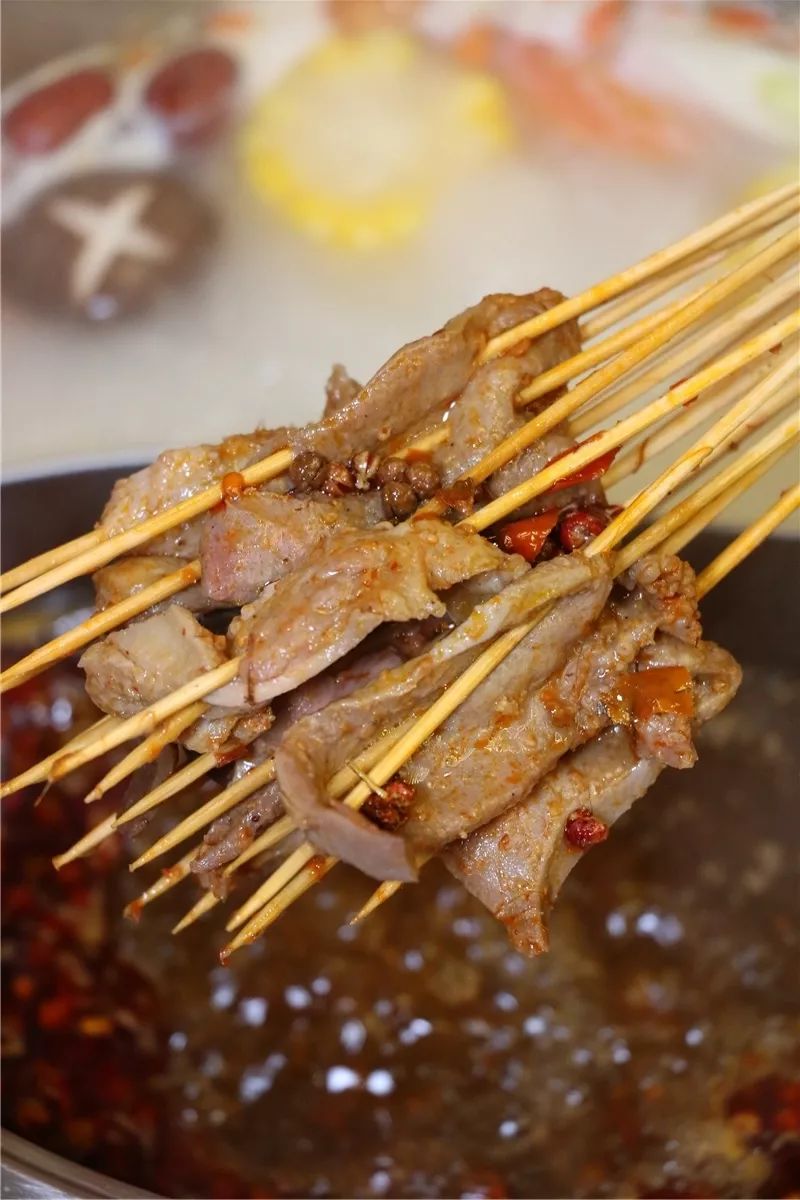 这家店的名字好奇怪超酷的国潮网红串锅底5折串串68折也有成都小吃