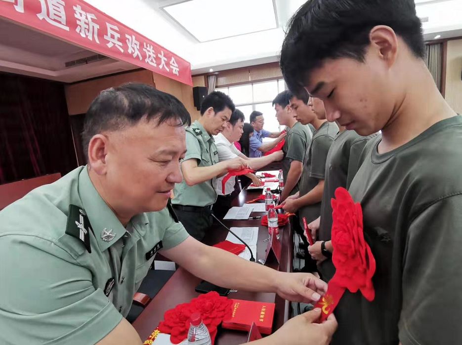 亮明身份,才能抓好武装在日常工作中,我们常常发现,少数基层武装部专