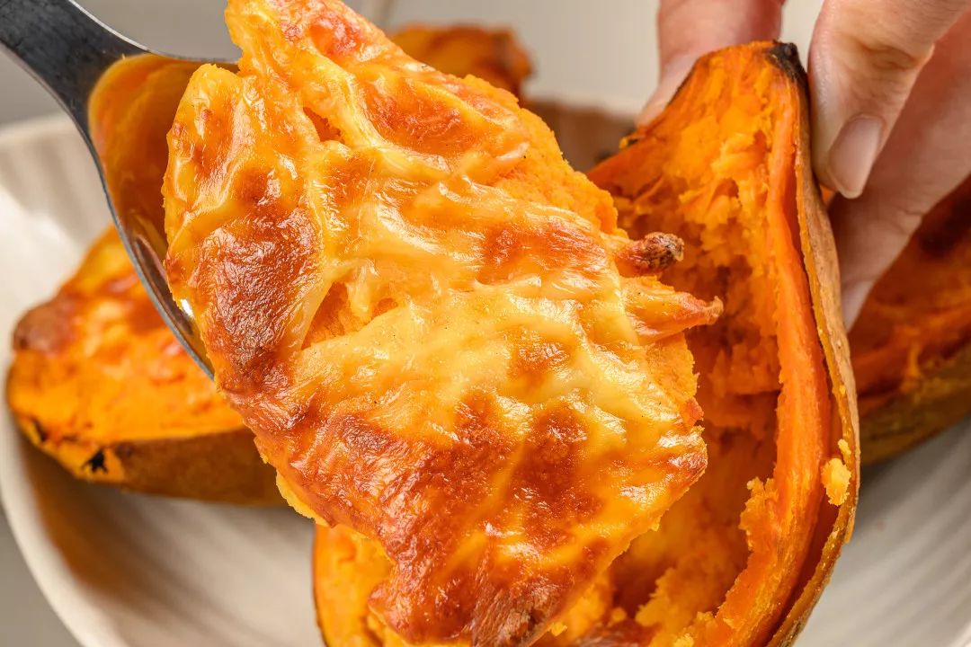 挖下一啖红薯,上面铺满了芝士,一口软糯的红薯搭配着芝士,简直就是