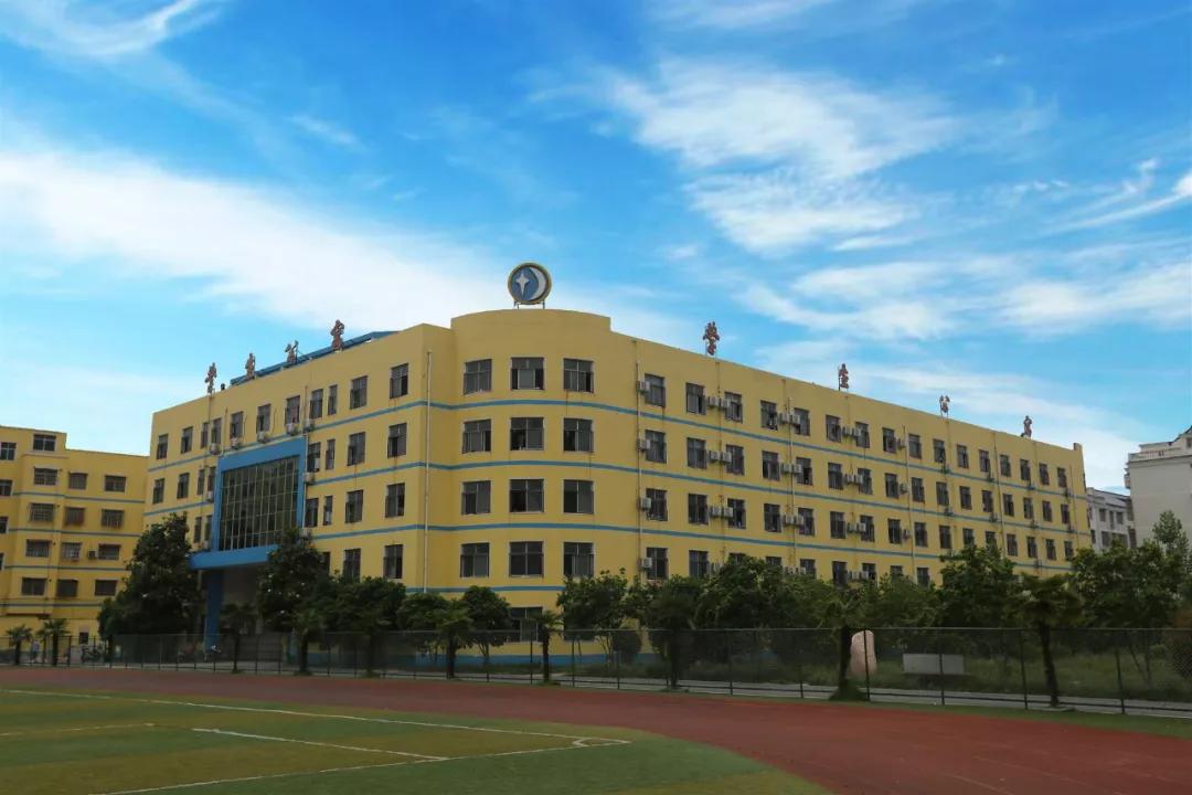 平舆蓝天学校图片