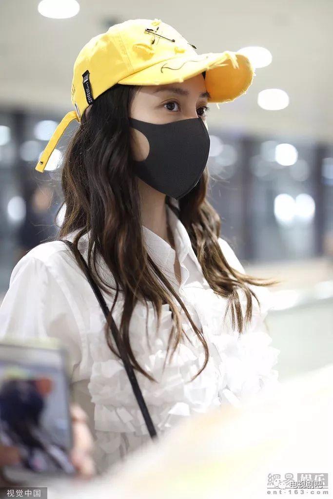 baby戴小黄帽口罩遮面 白衬衫配西裤美又飒_杨颖