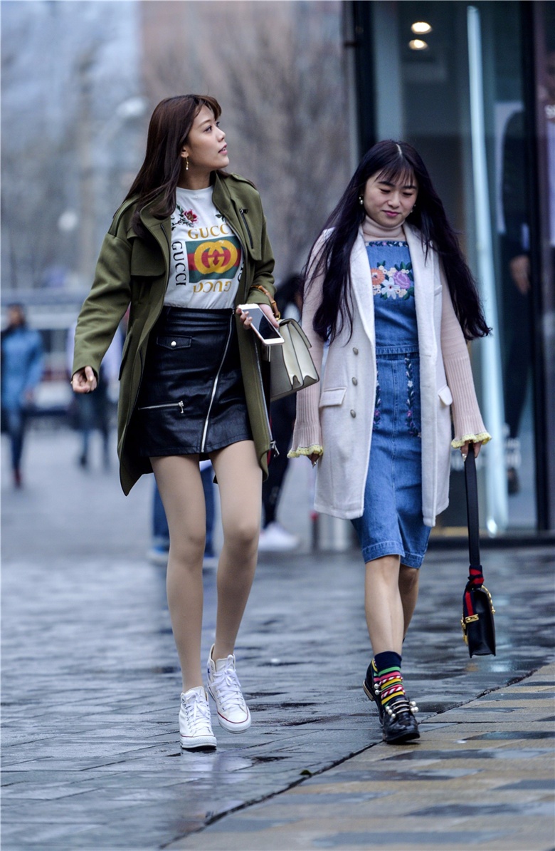 街拍雨中漫步的帆布鞋肉丝美女清纯又性感