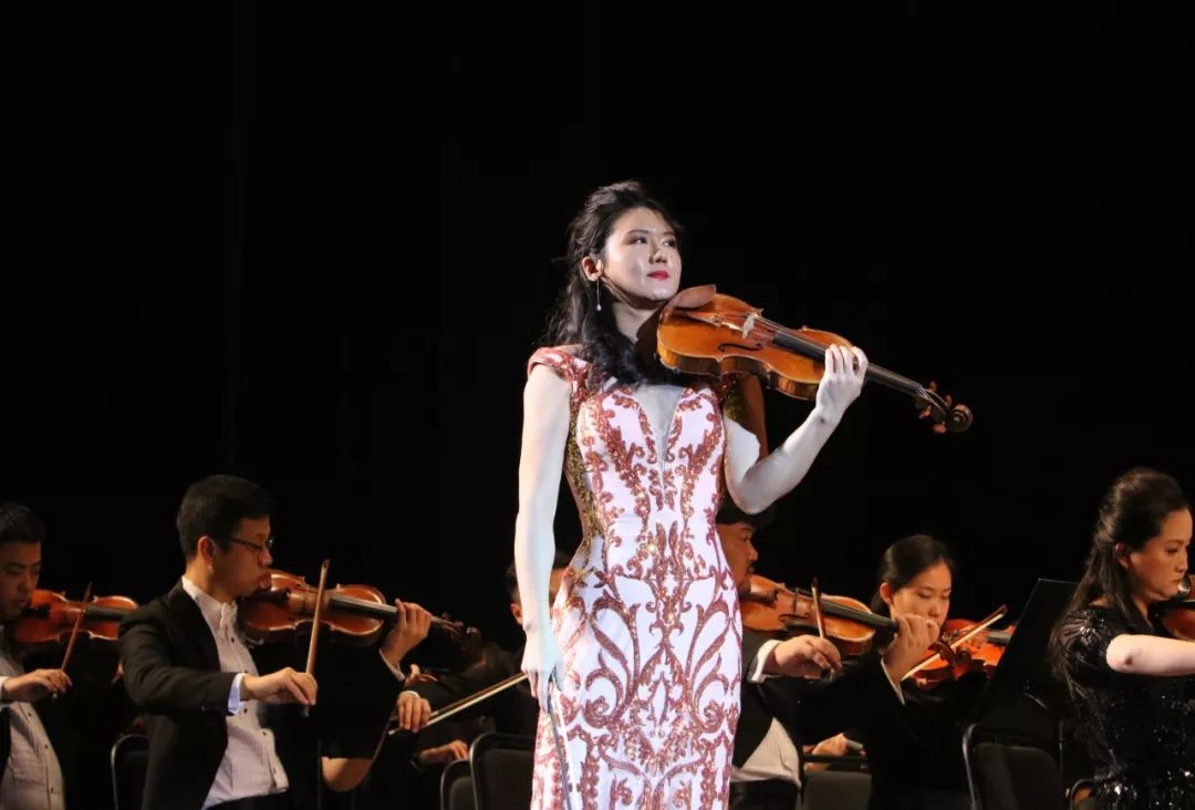 的旋律响彻整个音乐厅,中央音乐学院青年教师小提琴家劳黎担任独奏