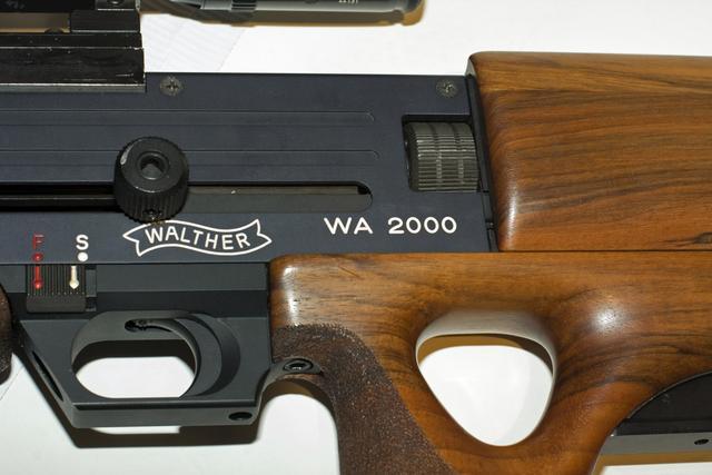 完美的艺术品wa2000无论是金属材质,亦或是木质护木和枪托,均精工细作