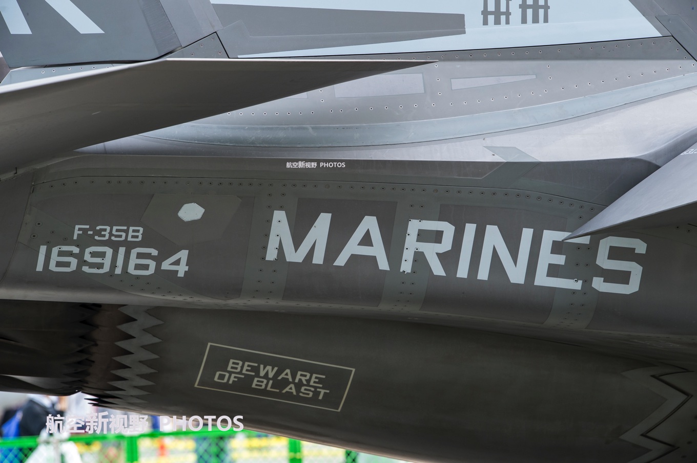 图片为f-35b战机后机身侧面特写,可以看到这些蒙皮很多都是大面积的