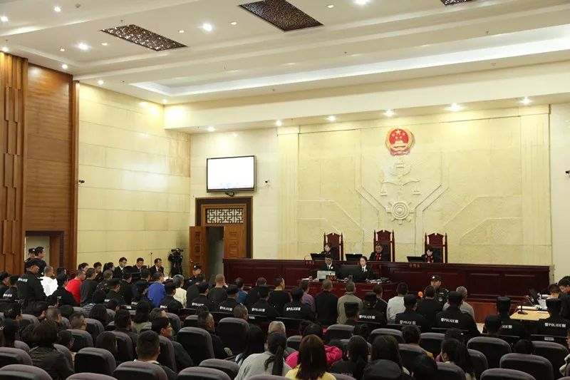 扫黑除恶个旧法院公开开庭审理扫黑除恶专项斗争开展以来首例涉黑案件