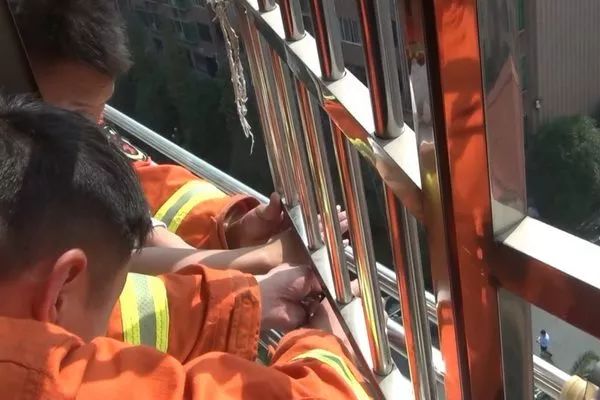 昨天分宜一小孩贪玩手指被卡防盗窗栓眼新余消防快速营救