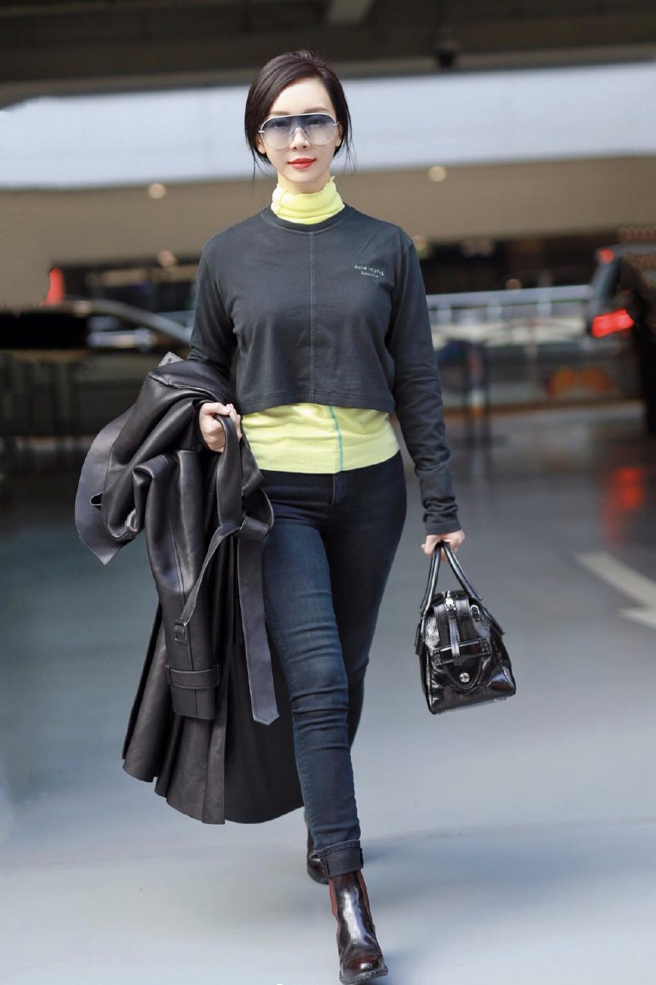 陈数低调现身机场运动上衣搭配紧身牛仔裤基础款穿出高级感