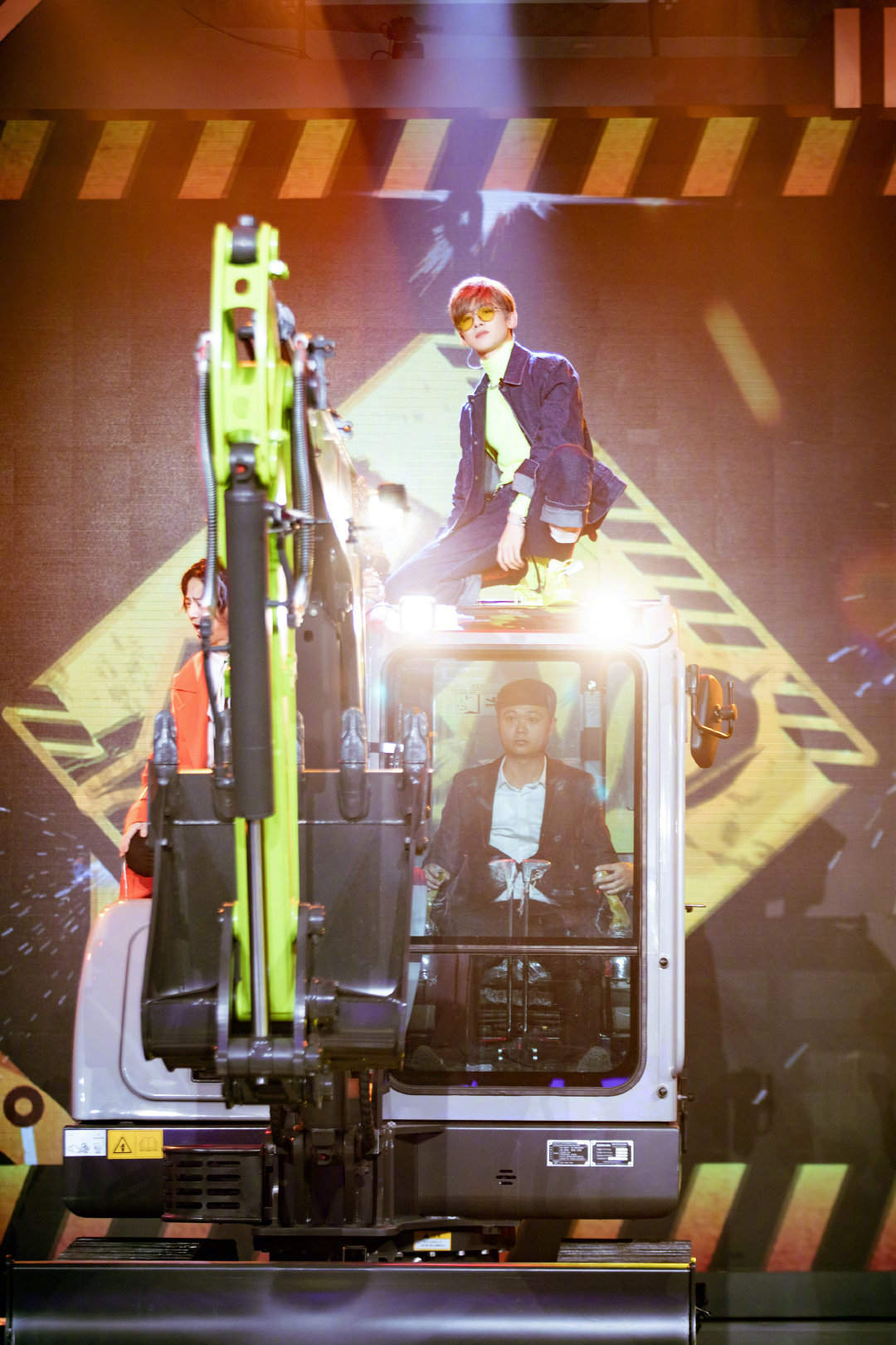 白敬亭现身宇宙男团nznd再次献唱问谁能逃得过野狼disco