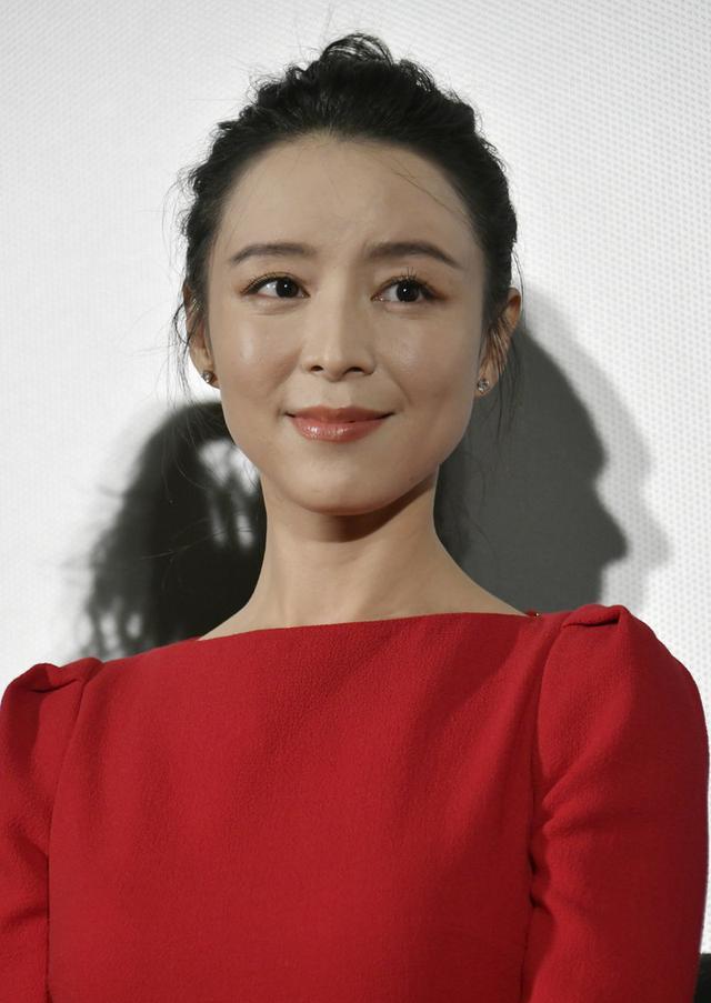 原创张静初穿红色长裙出席活动生图暴露真实颜值一笑五官都走样