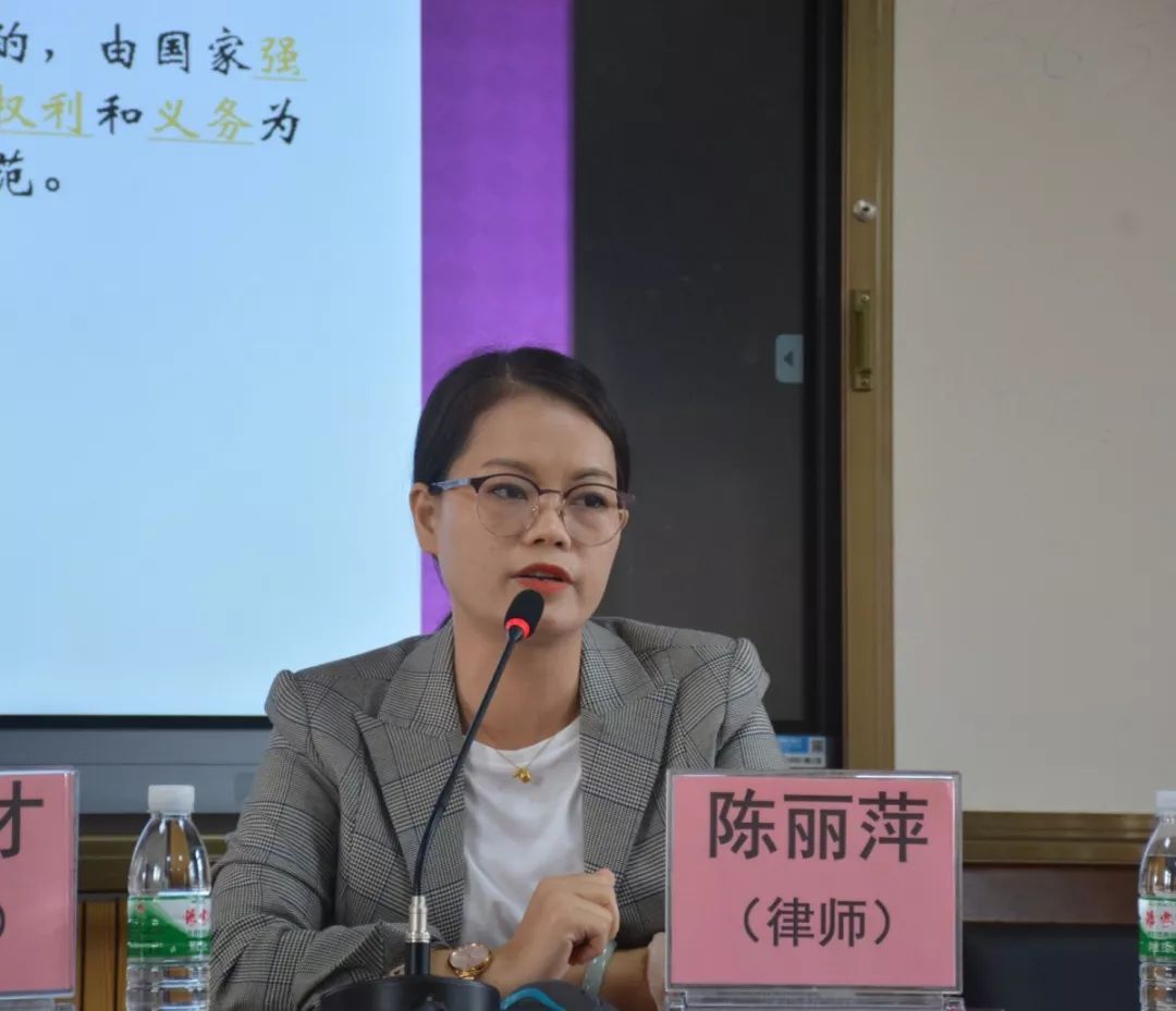 结束授课后,陈丽萍,周志勇和沈华三位律师各在不同的教室为海城区第七