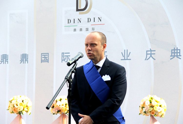 江苏特别特服装有限公司董事长,鼎鼎国际董事会监事长陈斌