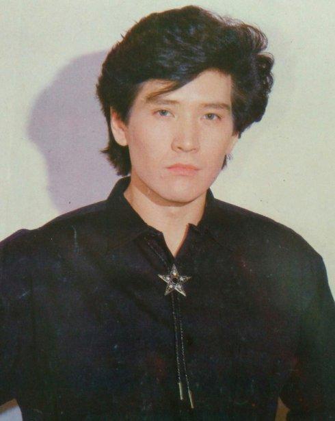 因为在春晚献唱爆红,春晚后他却被"封杀",但他却从未后悔_费翔