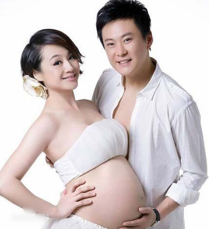 原创前主持一姐曹颖携子走秀曾在最当红时结婚隐退45岁依旧美到犯规