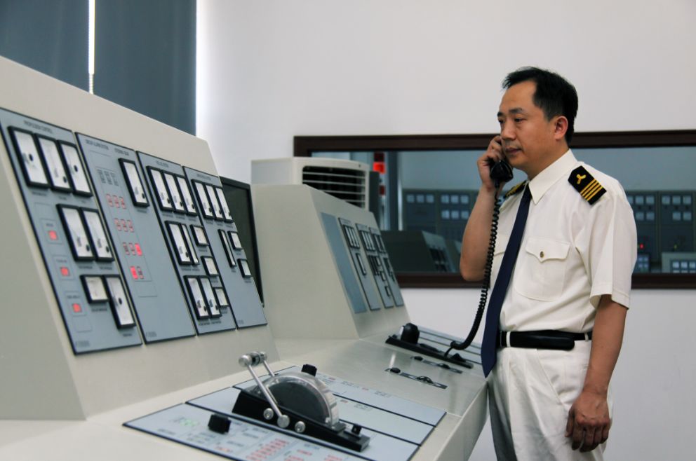 这名资深老轨不简单全国五一劳动奖章获得者高级轮机长齐嘉