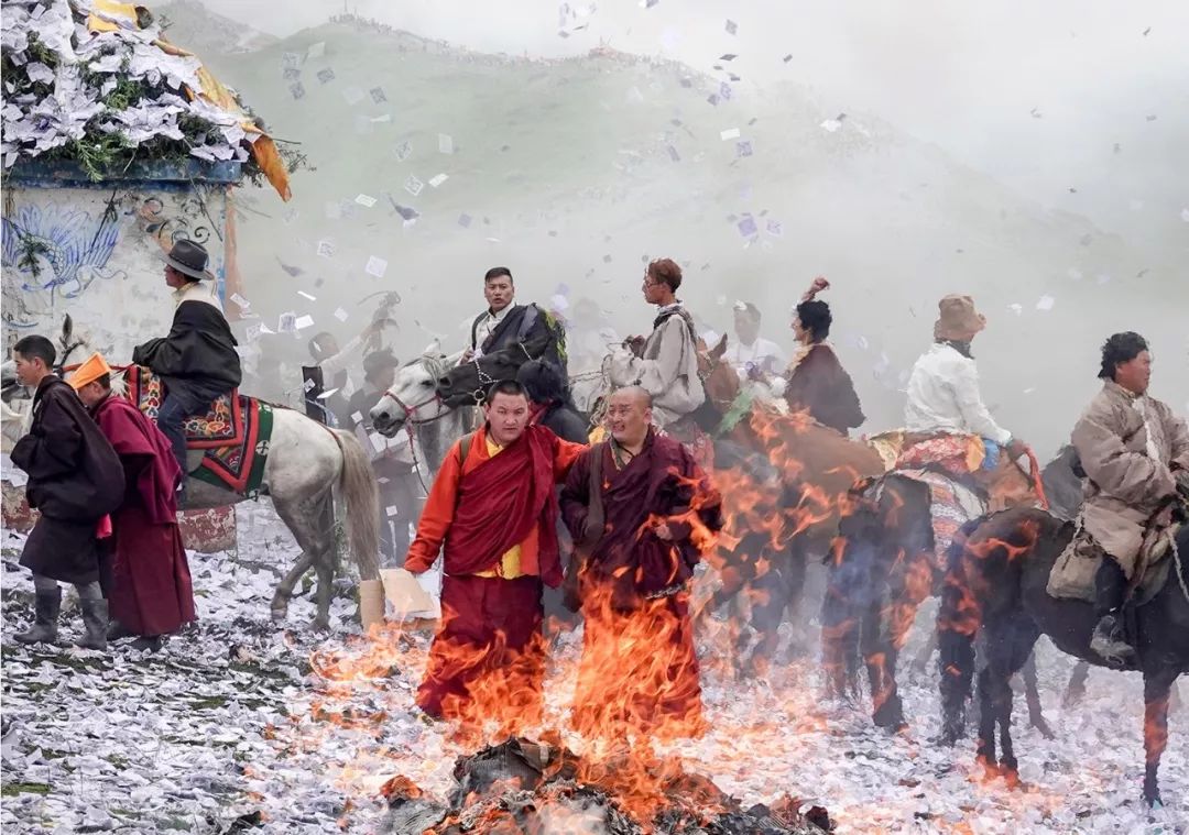 行摄光影简世西纪实摄影作品走近红原麦洼寺煨桑节供大家欣赏分析