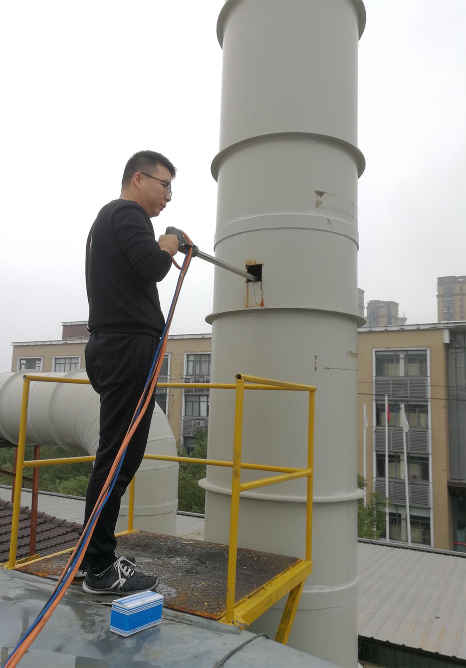 规范的采样孔和采样平台▲采用叉车作为采样平台,有安全隐患;采样孔距