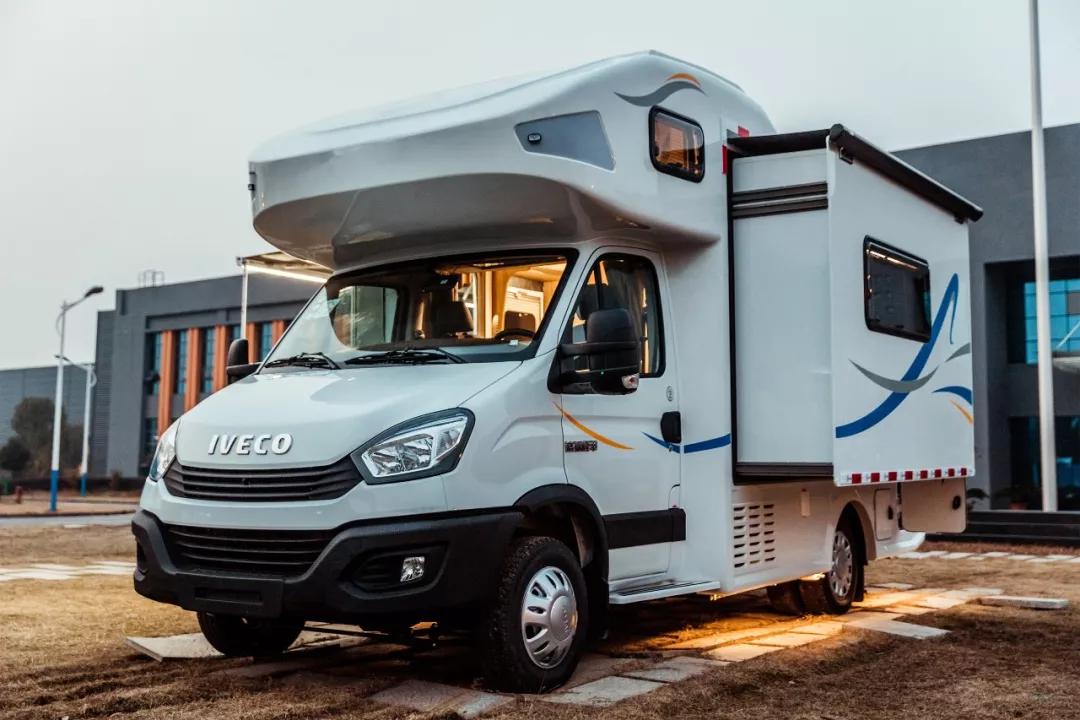 隆翠自由风依维柯双拓展c型房车做工精细大空间高配置一车5张床