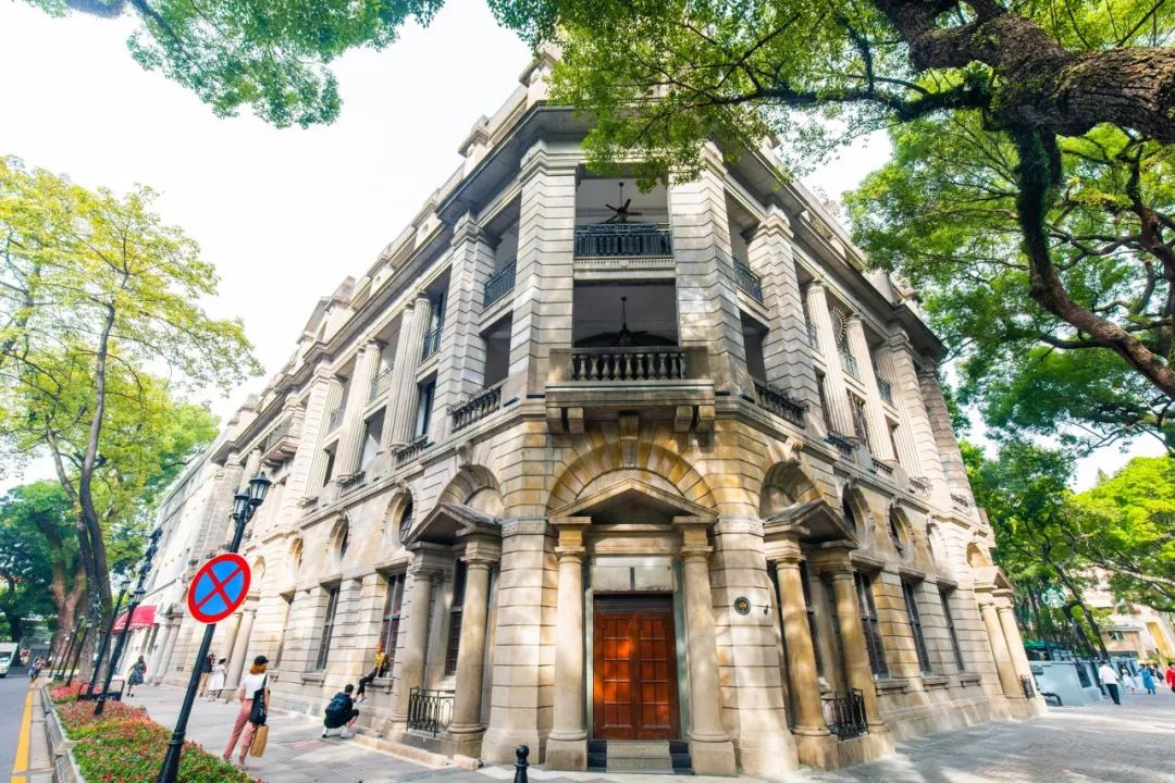 10多个国家在这里设立领事馆由于沙面是清末时期广州的租界- 汇丰银行