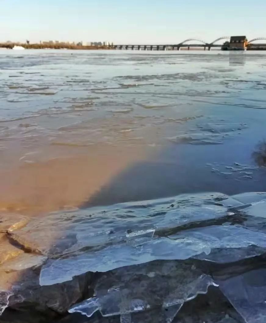 江边已有冰碴!今天开始,新一轮冷空气又来了!跌至-6℃!7级大风!_天气