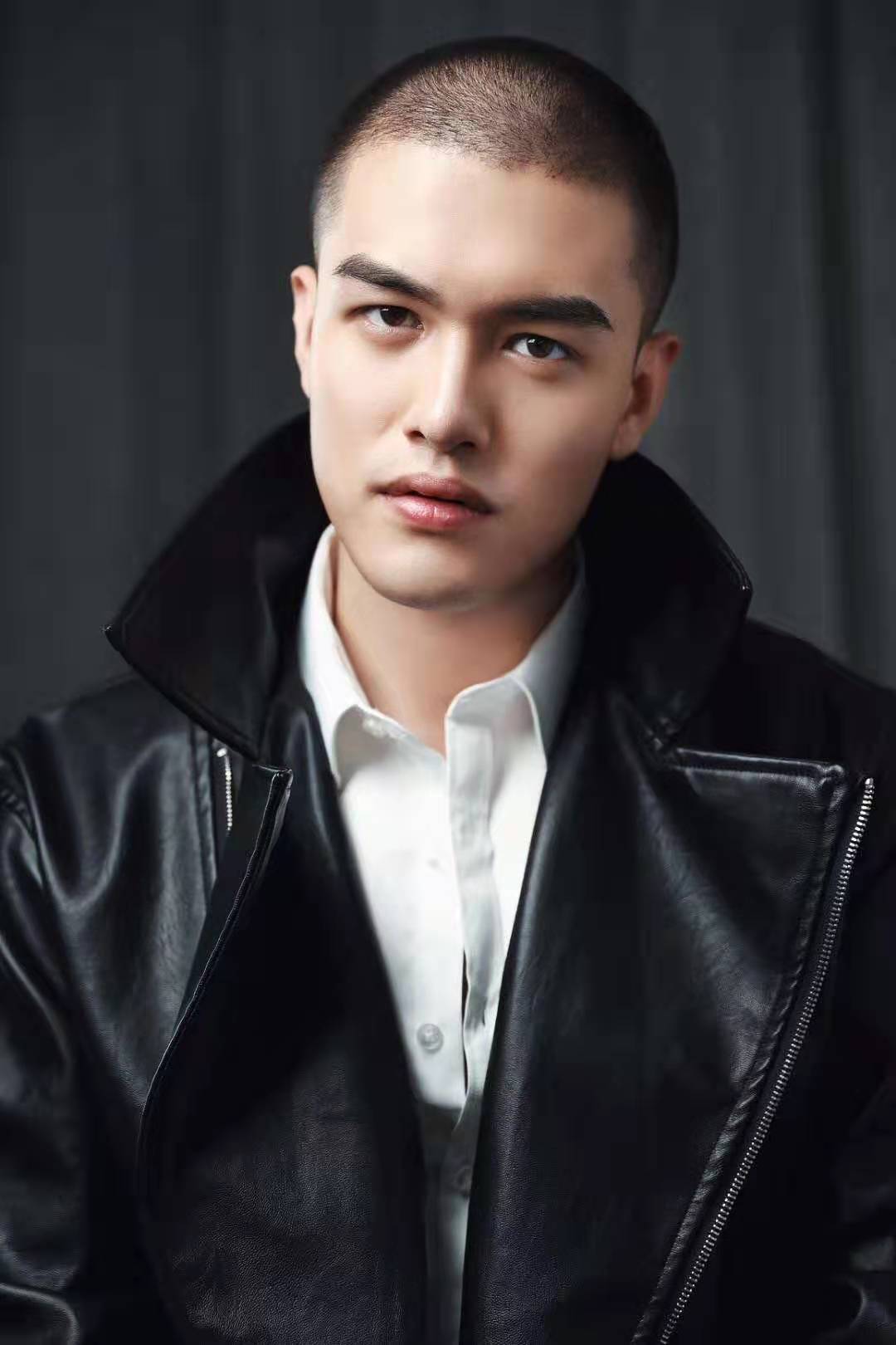 谁的青春不叛逆开播李俊墨干练职场范英气逼人