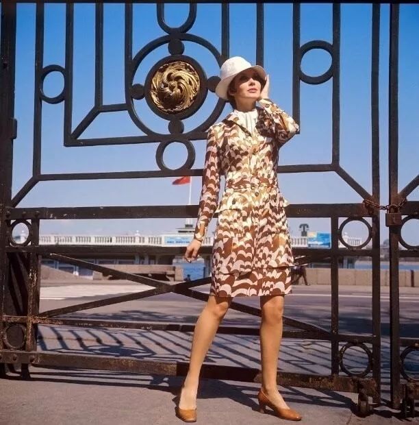 苏联时期的姑娘们的时尚穿搭,这谁顶得住?