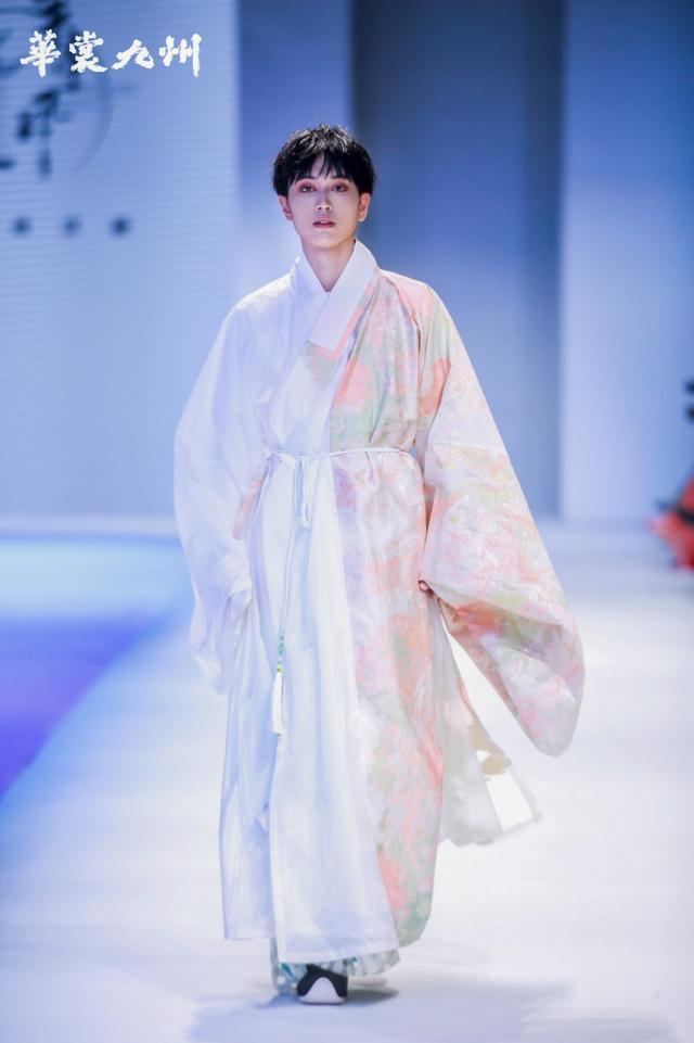 知名古风歌手妖扬身着汉客丝路的白色五彩过肩龙云肩通袖龙袍,该款