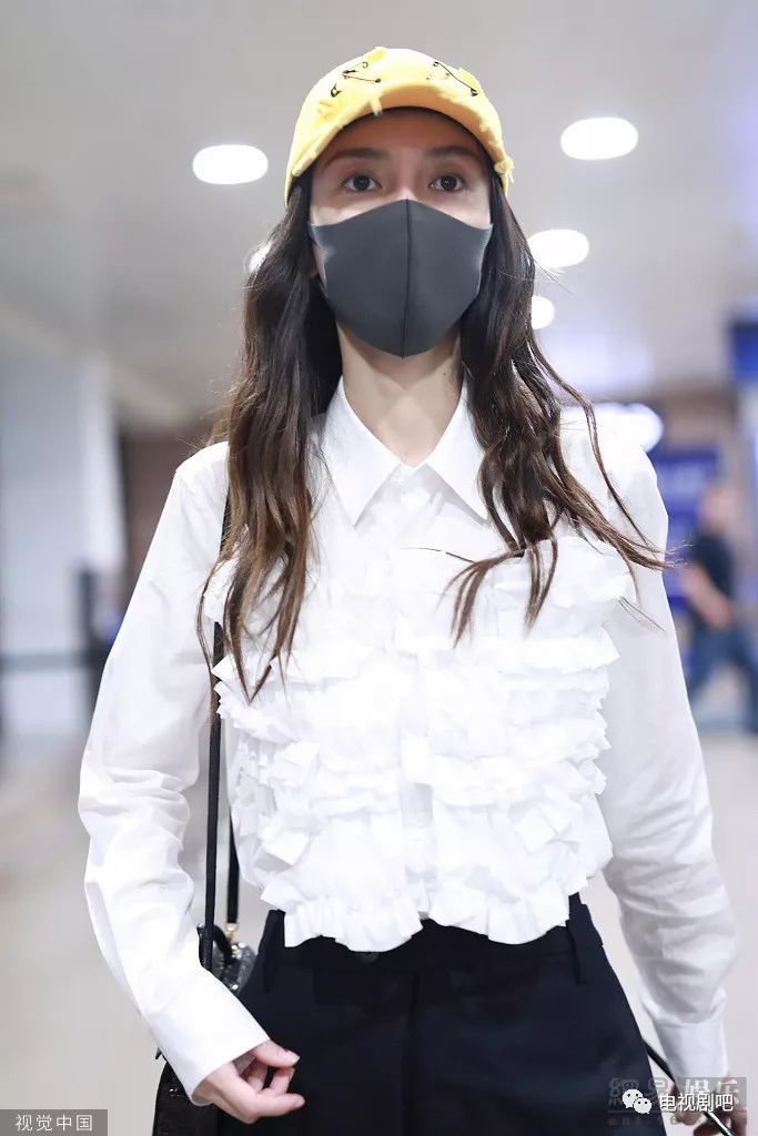 baby戴小黄帽口罩遮面 白衬衫配西裤美又飒_杨颖