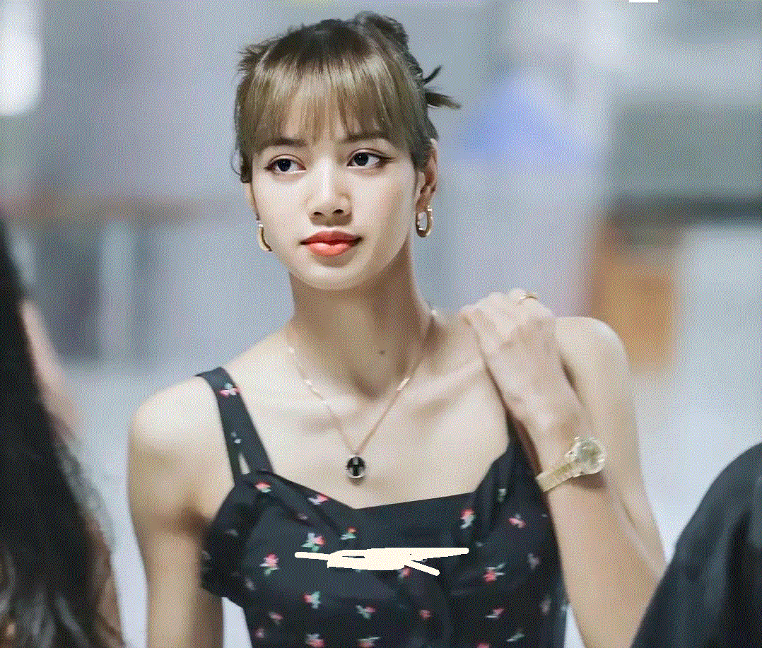 原创lisa最新机场图离开了韩式滤镜状态如何网友肩宽得像男人