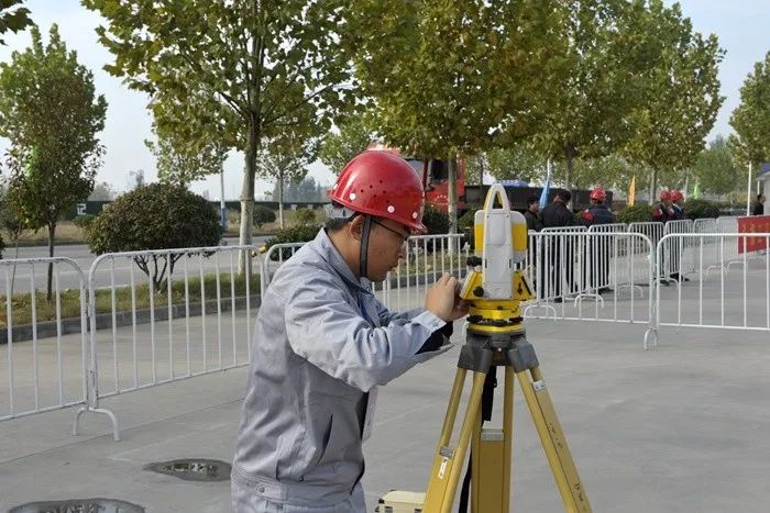 内部集团举办五比一争测量放线技能比赛暨员工优秀技术创新成果展