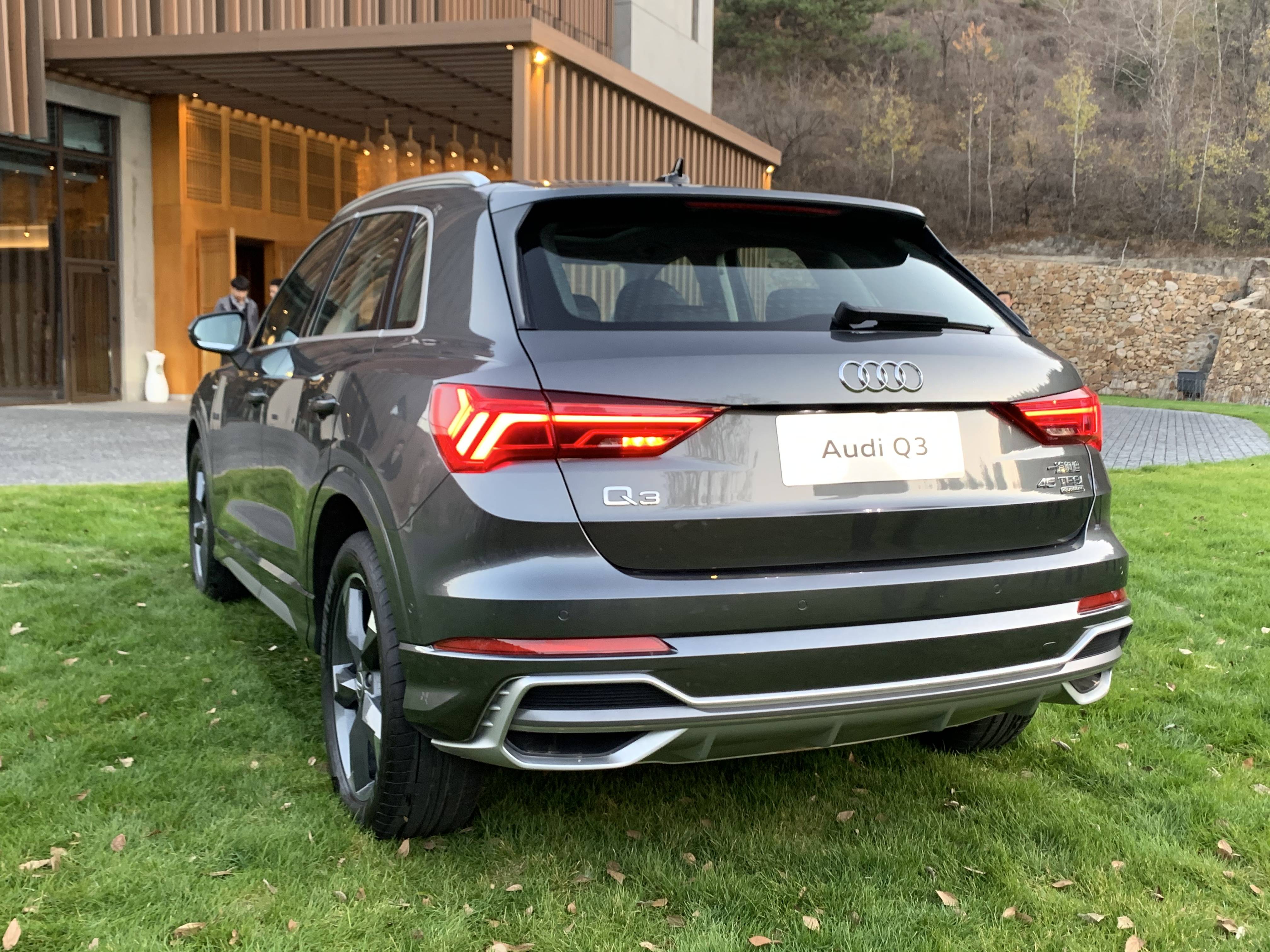 试驾的车型是全新一代奥迪q3 40tfsi动感型,全新奥迪q3在外观上推出