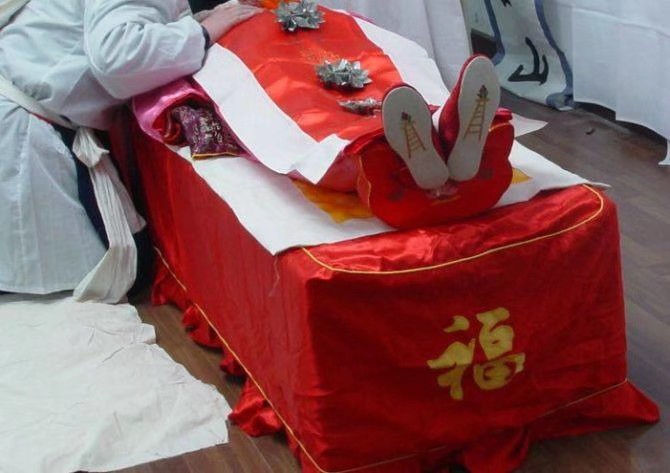 丈夫的遗体被停放到了殡仪馆,而我家中的客厅则被布置成丈夫的灵堂