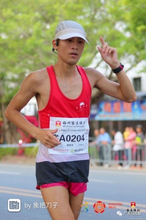 蕉岭帅哥获梅州马客属城市赛中赛男子全马冠军!