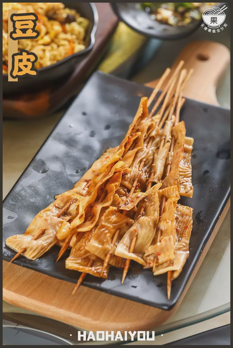 豆皮一串接一串吃的都刹不住车了,能成为桌桌必点的人气单品是有道理