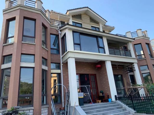 67母亲为孩上学卖别墅孩子上学早上起不来杭州妈妈低价出售300多平