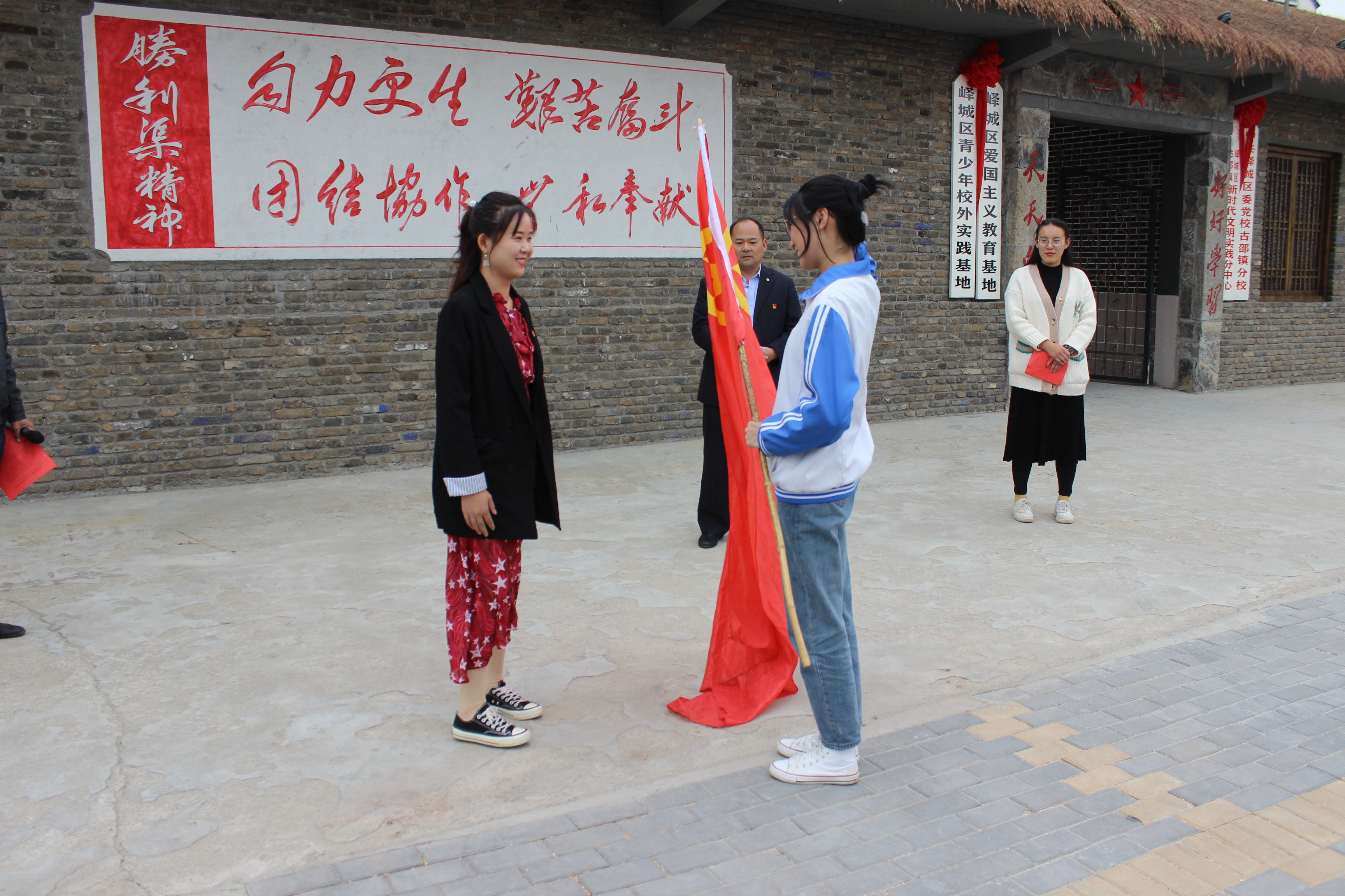 传承红色基因发扬革命传统古邵镇中学新团员宣誓仪式