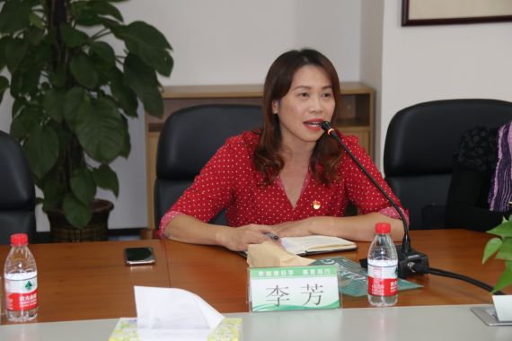 聘书李芳校长与于伟就校长签订《学校结对帮扶协议书》在热烈的掌声中