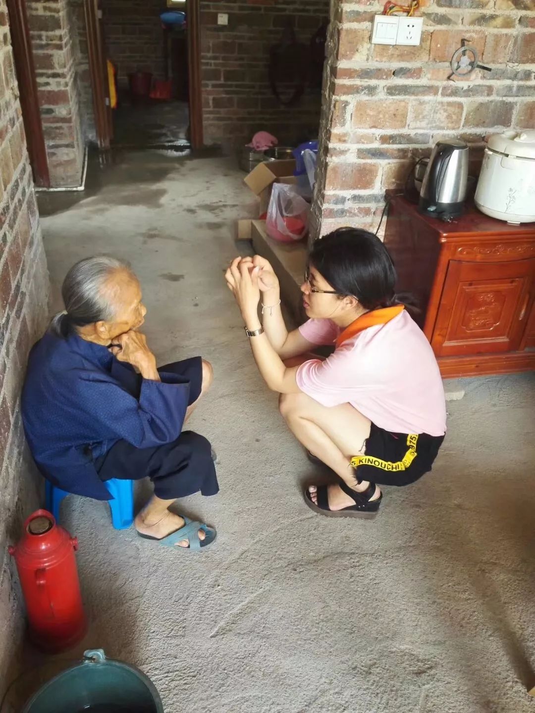 父亲离世后阿旺和他的哥哥由年迈的奶奶照顾经常被附近的孩子欺负