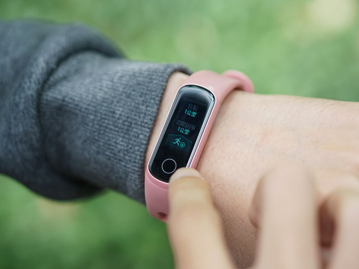 荣耀手环5i体验便捷usb随充健康运动好助手