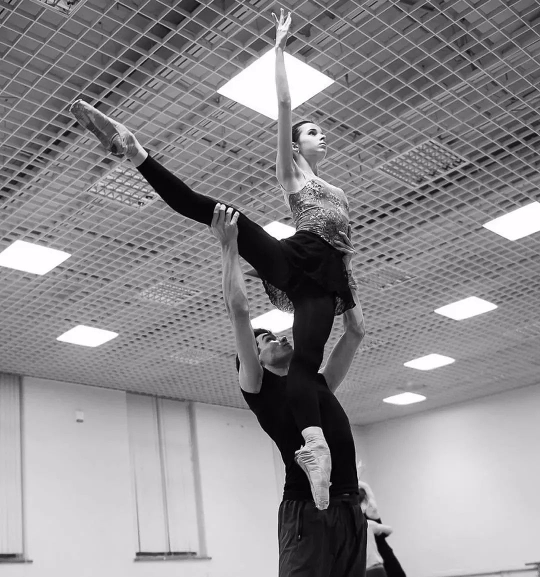 17岁俄罗斯芭蕾网红在练功房排练舞蹈,真的是超好看了