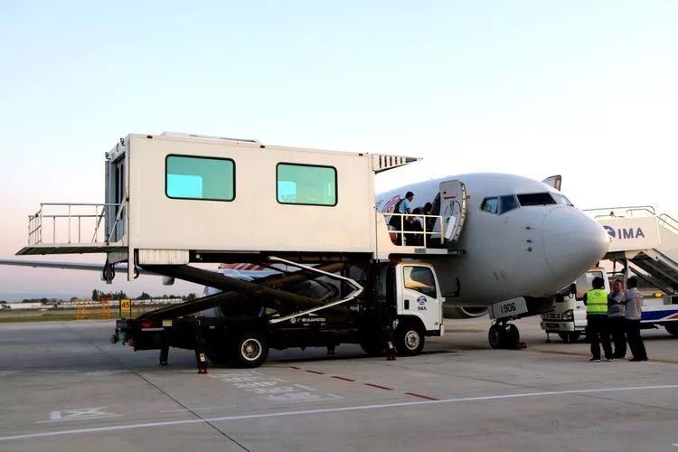 左右移动的机场地面专用设备,用于为飞机提供食品装卸服务的特种车辆