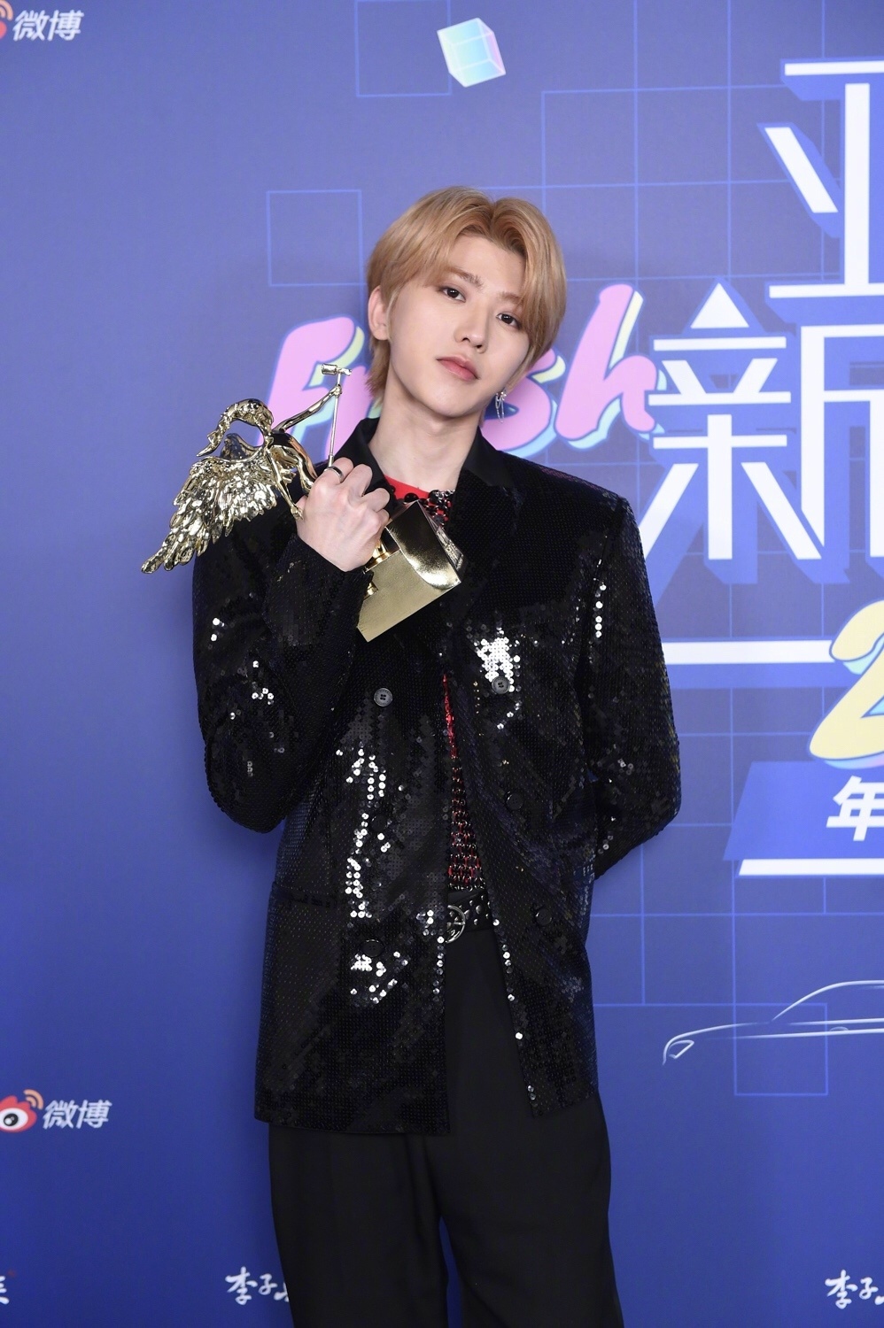 原创蔡徐坤染金发穿hm登上亚洲新歌榜盛典舞台之王让人臣服