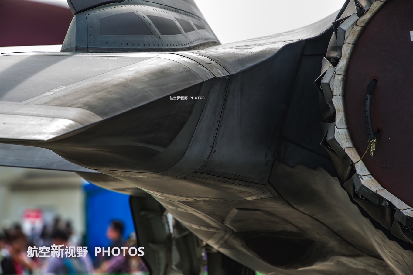 机身后方的细节特写,可以看到水平尾翼的活动区域均处于柔性蒙皮里,也