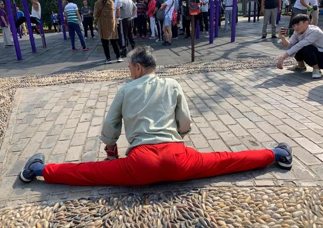 公园里的健身大爷有多野有图有真相