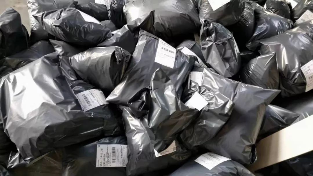 火爆庐山市电商加班加点待发快递堆积如山