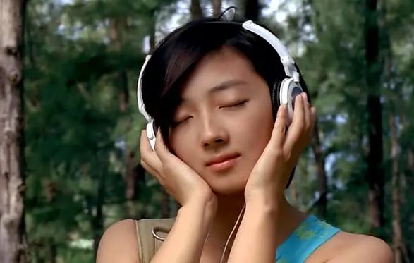 而《牛背上的小孩》,最早是胡德夫在洪小乔主持的节目里演唱的但是这