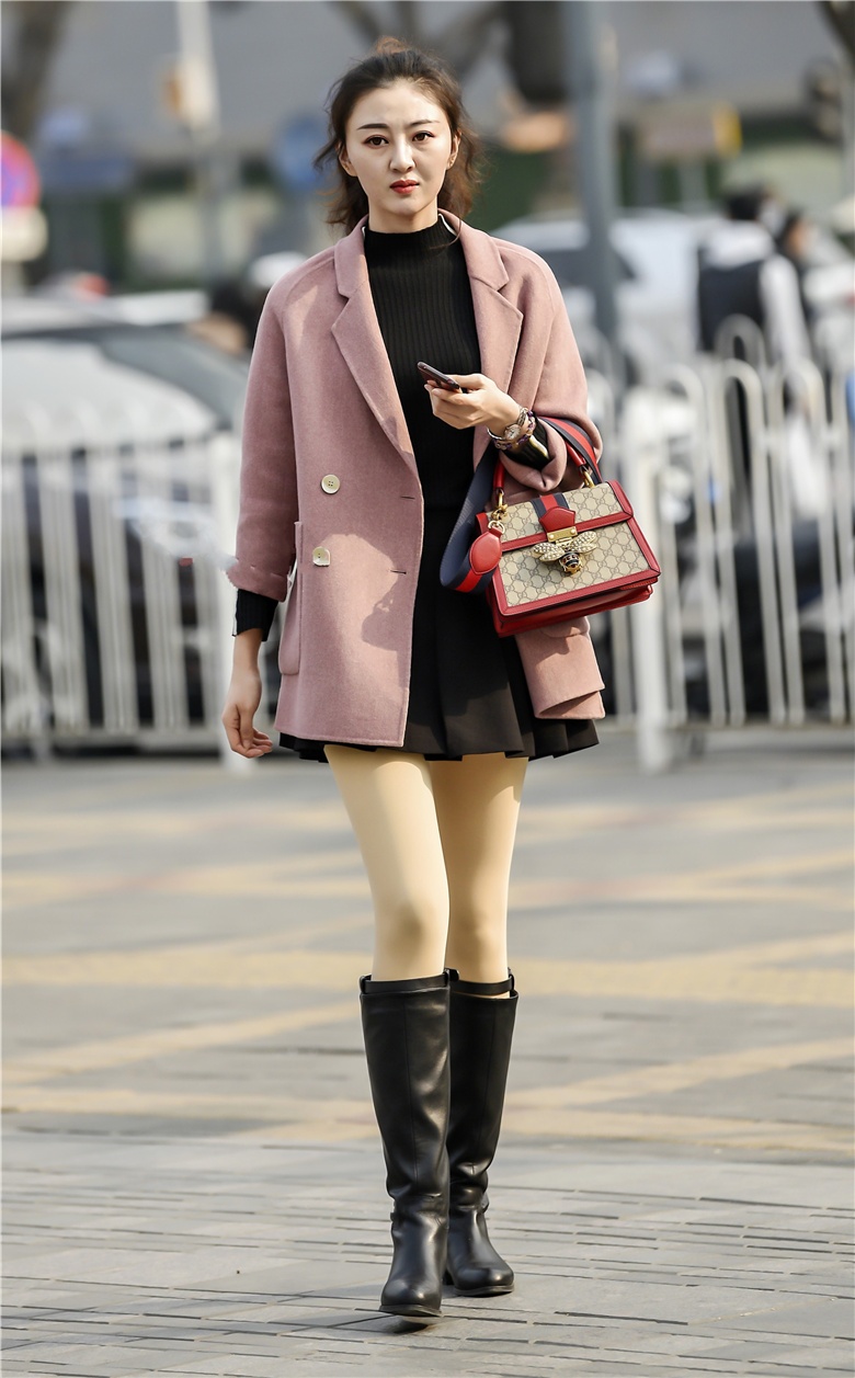 街拍笑容很甜美的肉丝短靴女生打扮也很有气质的ol范